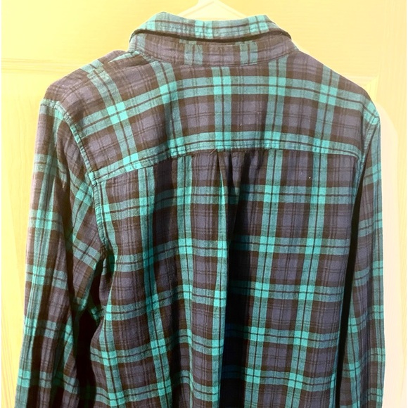 Women’s St John’s Bay Button Down Top. Very good condition, like new. - Picture 2 of 3